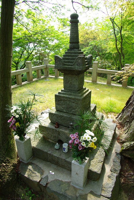 宝篋印塔[義淵僧正供養塔]